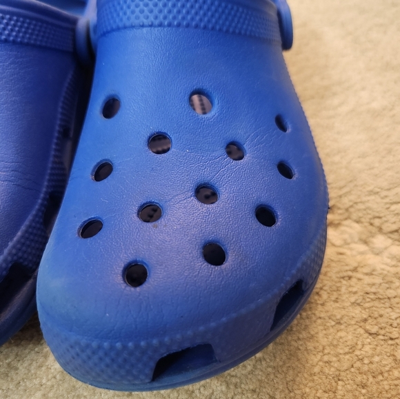 Blue crocs size Youth 4 Womens 6 - Picture 10 of 14